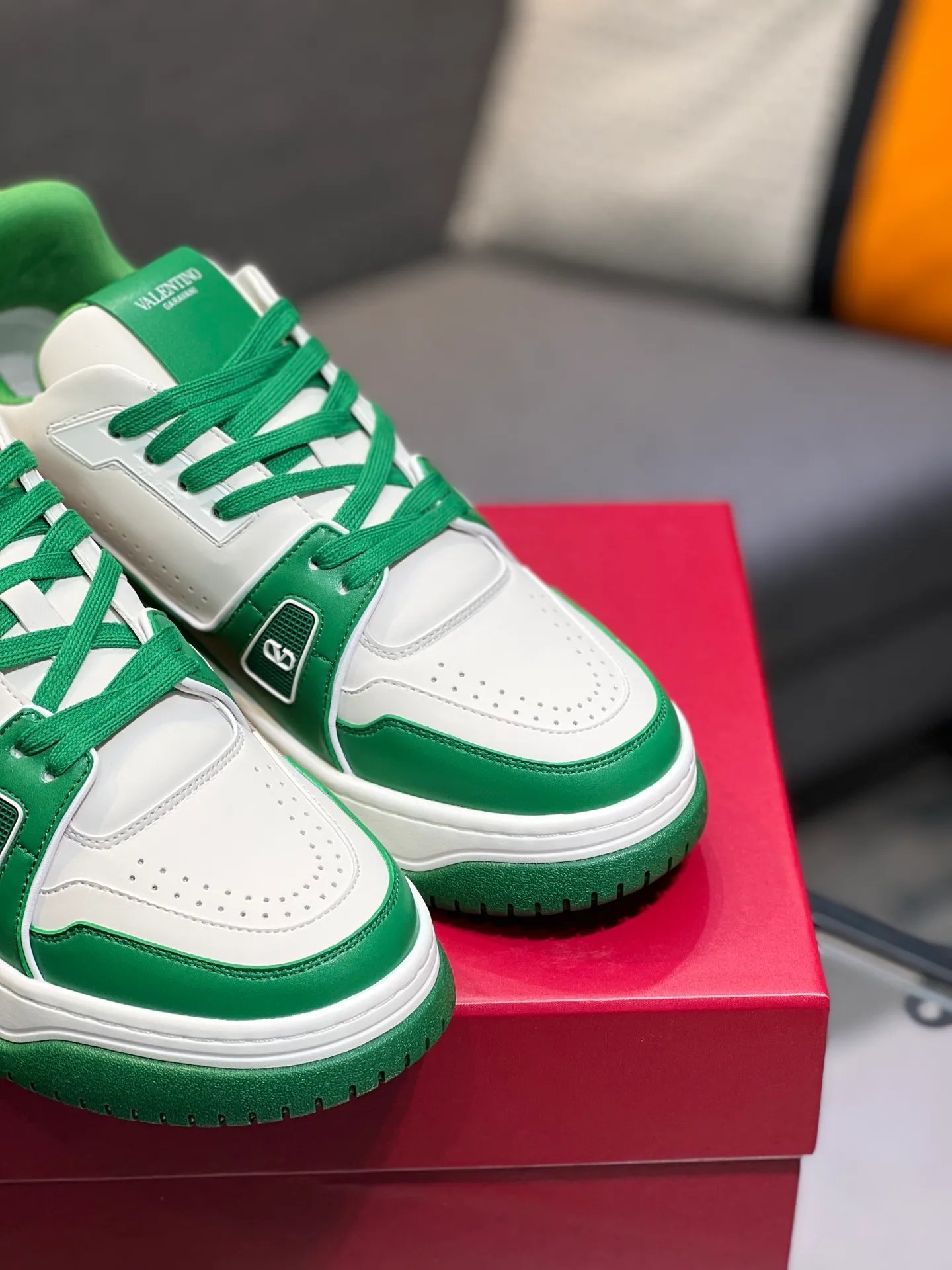 Men's Men's Shoes 💰660 Valentino 2023 early autumn new star shoes are now online! Wang Hedi and Ren Jialun have been worn by many celebrities. Who can refuse the same couple shoes as Wang Hedi! The design of Stars Stab My Heart is cool and spicy. The material of the shoes is cowhide, and every color is beautiful! Size 35-40, men’s size 39-44 (women’s 41, men’s 38, 45🉑️customized)